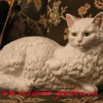 фаянсовая белая кошка бордалло пинейро