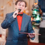 Новый год - ведущий праздника виктор баринов.