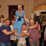 Современный ведущий и стильная певица.